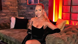 Sexi Dominika mrzla v minišatách, pančuchy si ale NIKDY neoblečie!