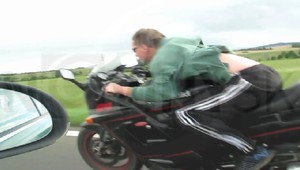 VIDEO: Cestný pirát sa na motorke preháňal bez prilby a vodičáku