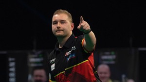 Premier League 2021: van den Bergh zničil Durranta a je na čele tabuľky. Clayton zavrel na 9 šípok