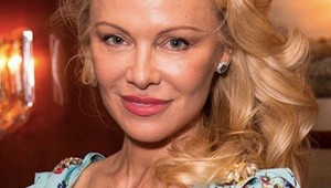 Ikonická Pamela opäť vytasila silikóny. Akurát sa zabudla namaľovať...