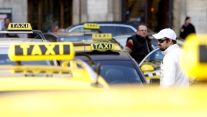 Útok na taxikára. Vodič dostal kopanec do hlavy