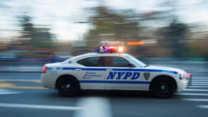 Muž ukradol autobus, spôsobil zrážku a narazil do budovy hotela