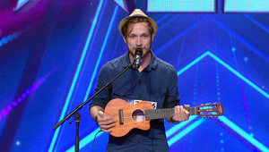 Môže byť z futbalistu spevák? Peter so svojím gitalele a vlastným songom nás o tom presvedčil!