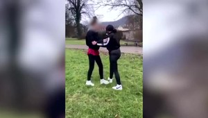 VIDEO: Mlátila a kopala ju do hlavy. Šokujúce je, že obeti nikto nepomohol a celý incident si nakrúcali