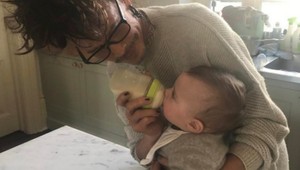 Búrlivák Steven Tyler oslávil narodeniny s fľaškou mlieka