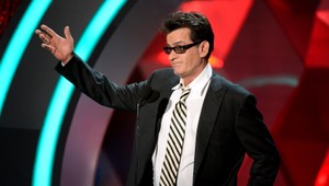Zákaz! Charlie Sheen sa dočasnie nesmie priblížiť k ex snúbenici