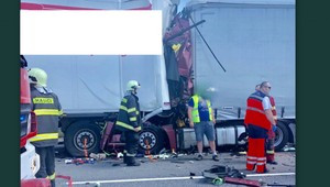 Na diaľnici D2 sa zrazili tri kamióny, o život prišiel jeden z vodičov