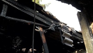 Spočiatku netušili, že im horí strecha nad hlavou. Muž sa už z domu nedostal