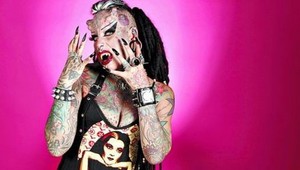 Upíria žena: Štvronásobná matka má na hlave 4 rohy!