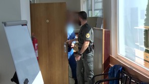 Mal podpáliť frajerku, aby mu nebola neverná, kým bude v base. Súd ho oslobodil