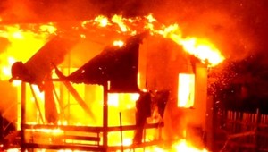 V horiacej chatke zomrel 13-ročný chlapec. Jeho kamarátovi sa podarilo utiecť