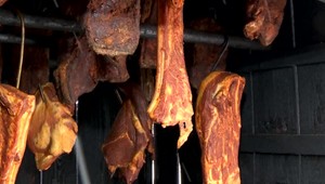 Zlodeja zlákala vôňa údeného mäsa. Korisť ochutnal už po ceste domov