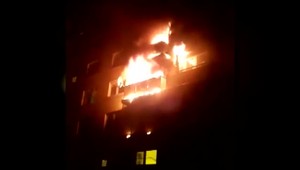 Požiar bytu ohrozil viacerých susedov. Hasiči bojovali s ohňom niekoľko hodín, museli evakuovať obyvateľov