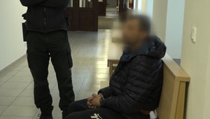 Muž napadol svojho otčima. Zlomil mu nos, čeľusť a spôsobil mu krvácanie do mozgu