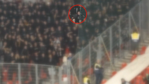 VIDEO: Fanúšik vrhol delobuchy na fanúšikov súpera, ktorí sa zranili. Hrozí mu až 8 rokov väzenia