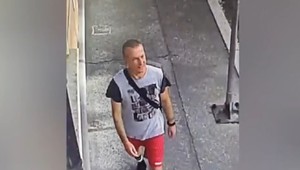 VIDEO: Po ozbrojenej lúpeži sa prezliekol a ušiel. Videli ste tohto muža?