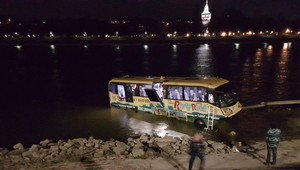 Hasiči zasahovali v Dunaji. Pomáhali autobusu z rieky