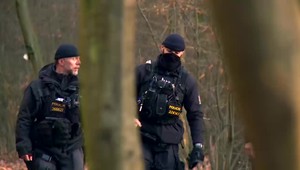 Muž napadol sekerou ľudí v lese. Polícia zadržala podozrivého