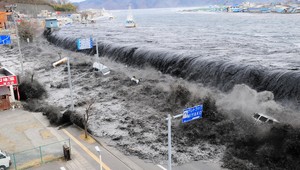 Najnovšie zábery japonskej katastrofy: Stál uprostred ničivého tsunami