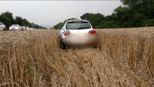 Kuriózna nehoda troch áut pri Humennom. Dve z nich odhodilo každé na opačnú stranu