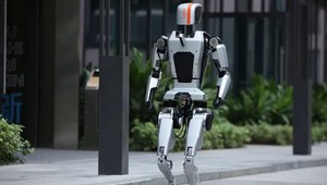 Čínsky humanoidný robot mieri do ľudských príbytkov