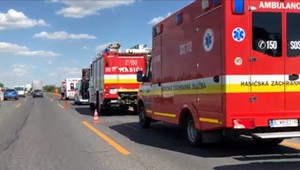 Nehoda na D1. Vodiča motorky po náraze vymrštilo do poľa