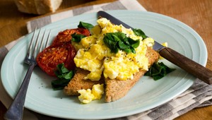 Chcete sa prebytočných kíl zbaviť rýchlejšie? Začnite raňajkovať to, s čím naozaj schudnete!