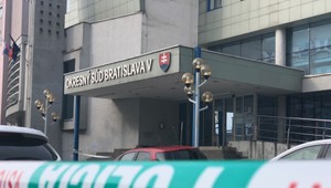 Súd v prípade Kočnerových zmeniek sa opäť odložil. Teraz pre bombu