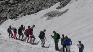 Pri výstupe na Rysy sa v týchto dňoch v radoch nezdržíte. Počasie brzdí nával návštevníkov