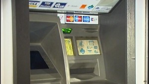 Banky berú vysoké poplatky za výbery v zahraničí