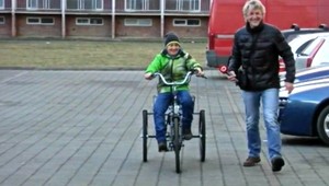 Šimonko má svalovú dystrofiu. Anonym mu daroval elektrobicykel