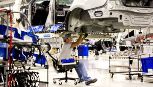 Slovenským automobilkám chýbajú ľudia, musia zamestnať cudzincov