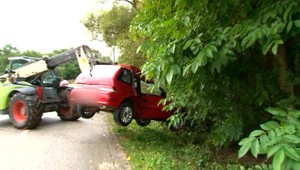 Matka viezla deti do školy, vyletela z cesty a narazila do stromu