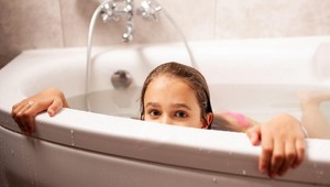 Ľudia sú zhrození z toho, ako matka kúpe svoju dcéru: Absolútne prehnané, myslia si