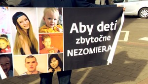 Rodičia, ktorých deti zomreli v nemocniciach, protestovali pred generálnou prokuratúrou