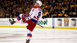 VIDEO. Ovečkin ohrozuje Bondrov rekord. Má už 800 bodov