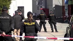 Vražda neďaleko Brna: Polícia pátra po mužovi, ktorý mal zastreliť partnerku a jej syna