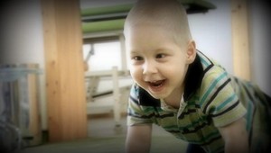 Tomáško (3) zo Srdca pre deti neustále napreduje! Aj vďaka vám