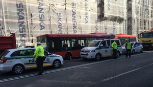 V Bratislave sa zrazil trolejbus s autobusom. Zranilo sa 13 cestujúcich