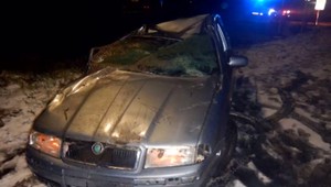 Dievča po nehode skončilo s prevráteným autom v potoku. Zakliesnené viselo dole hlavou