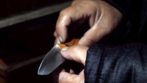 Chlapec bodol vlastnú matku. Žiakovi základnej školy hrozí väzenie