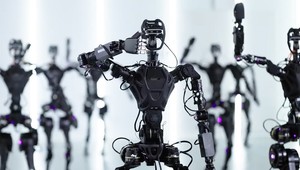 Čínske humanoidné roboty nás vítajú veľkolepým videom