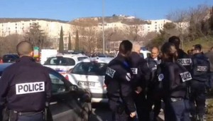 Streľba vo Francúzsku, útočníci pálili zo samopalu na policajtov