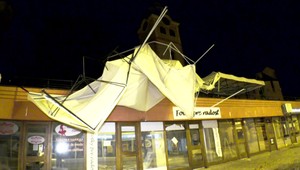 FOTO: Ničivá veterná smršť v Banskej Bystrici: Domy ostali bez strechy, vzduchom lietalo všetko