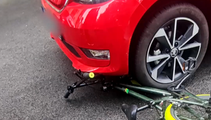 Zrazené dieťa na bicykli: 8-ročného chlapca ťahala ešte dva metre