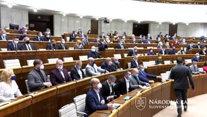 Parlament dnes schválil domáce vzdelávanie pre deti aj na druhom stupni a prenos EČV