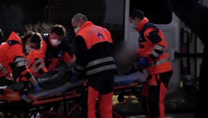 Strecha garáže zavalila mužov. Partia stavbárov zo susedného domu im prišla na pomoc