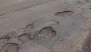 Výtlky na cestách nie sú novinkou. Do niektorých sa vojde aj človek