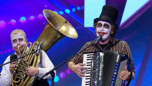 Když se setká tolik bláznů pohromadě, může z toho být jedině jeden velký problém!