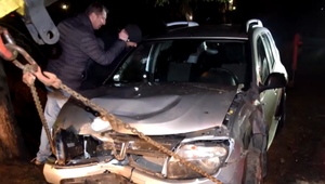 S autom prešiel stredom kruhového objazdu, nakoniec skončil v potoku. Vodič bol na mieste mŕtvy